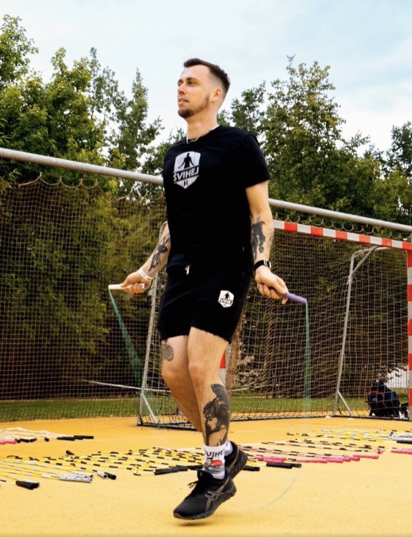 Honza Kubásek skáče přes rychlostní švihadlo Surge Rope